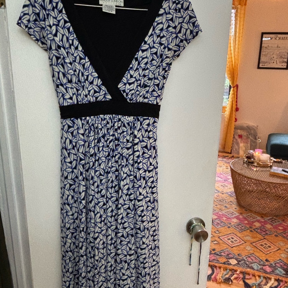Maggy London Blue and White Leaf-Print V-Neck Dress